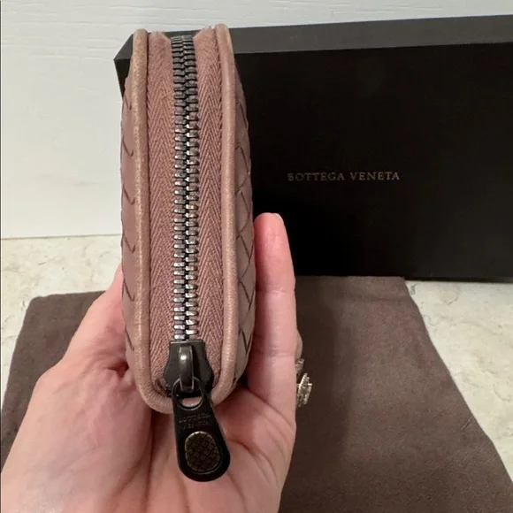 Bottega Veneta Intrecciato Leather zippy wallet in Mauve Full Inclusion - Picture 6 of 15